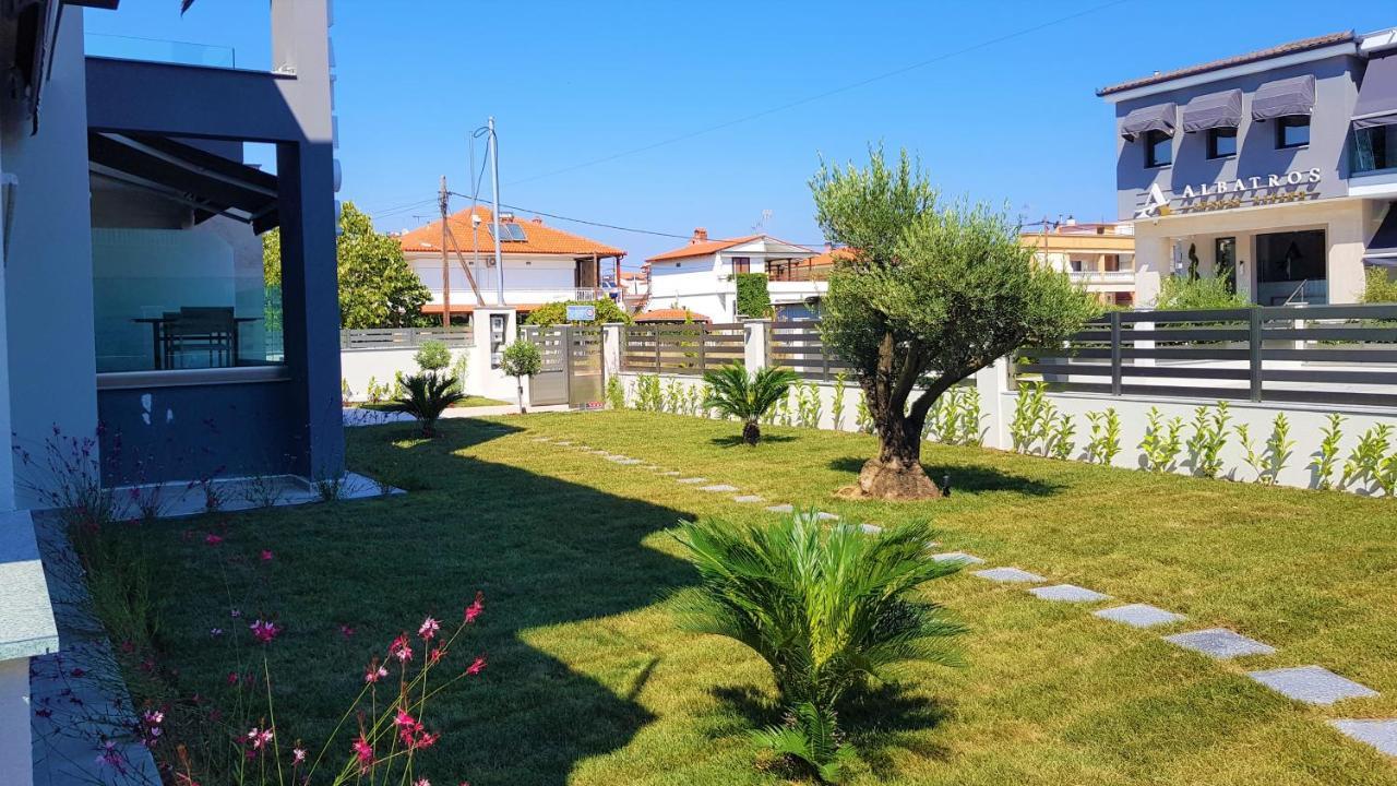 Albatros Luxury Suites Nea Vrasna Bagian luar foto